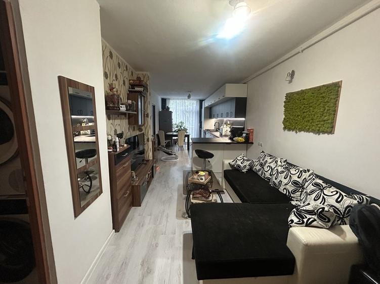 Apartament cu 3 camere semidecomandat în Florești