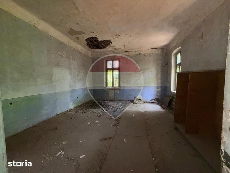 Casă cu 7 camere cu Teren 7500 Mp în Leu