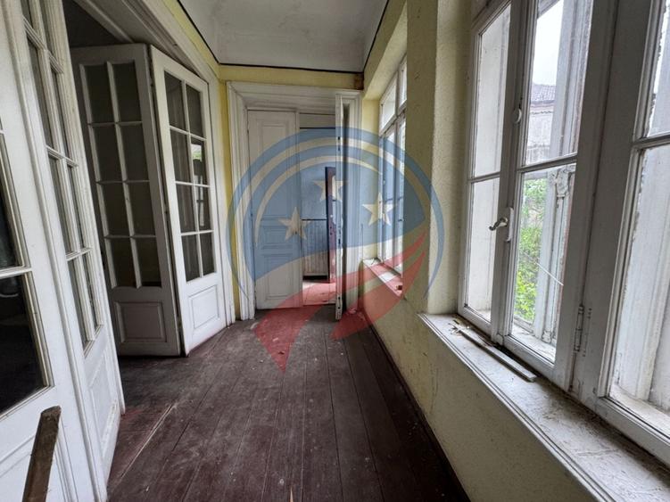 Casă individuală cu 6 camere cu Canalizare în Central