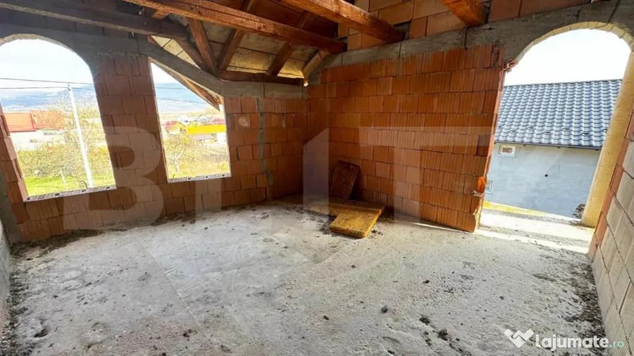 Casă cu 5 camere cu Teren 1900 Mp în Arcalia