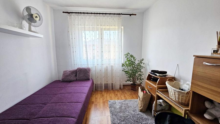 Apartament cu 3 camere decomandat în Tractorul