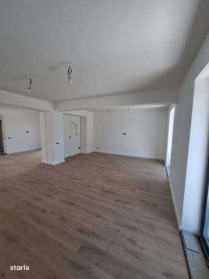 Casă cu 4 camere în Băneasa