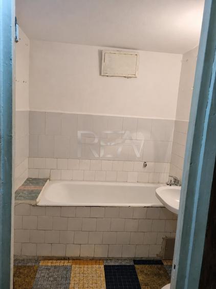 Apartament cu 3 camere semidecomandat în Titan