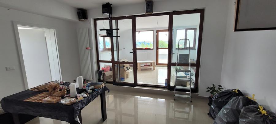 Apartament cu 4 camere decomandat în Drumul Taberei