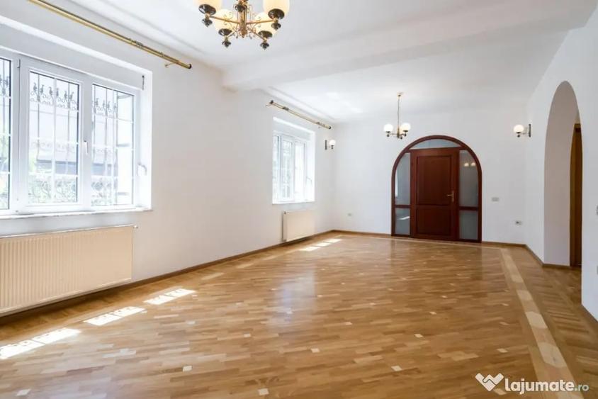 Casă cu 7 camere cu Teren 280 Mp în 1 Mai