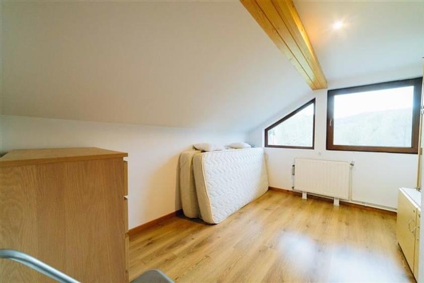 Casă individuală cu 12 camere cu Teren 19841 Mp în Valea Strâmbă