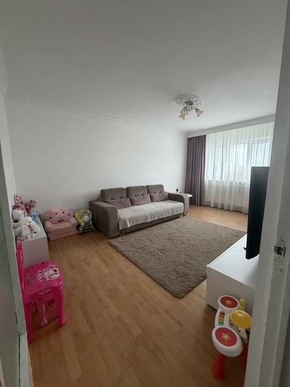 Apartament cu 3 camere semidecomandat în C5