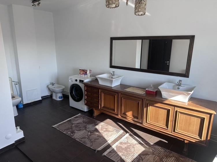 Apartament cu 4 camere semidecomandat, mobilat în Dacia