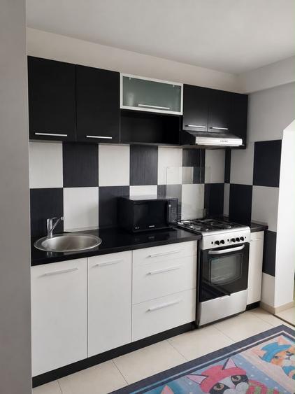 Apartament cu 3 camere decomandat, mobilat în Nicolina
