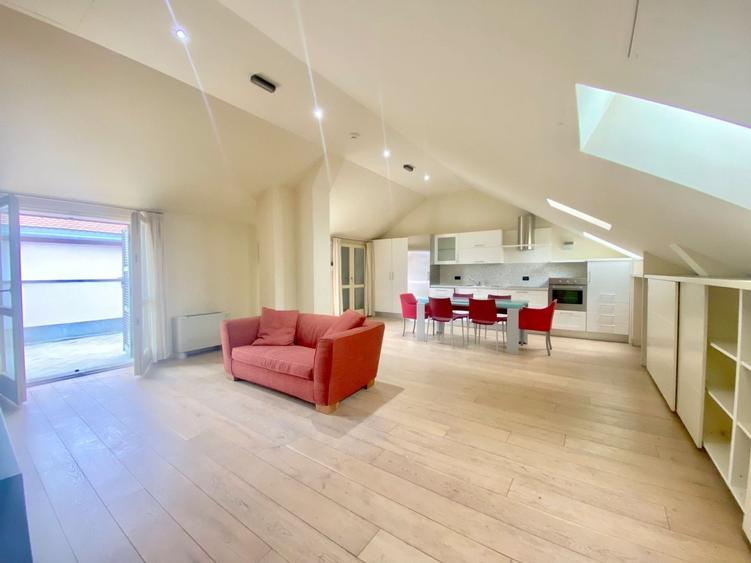 Apartament cu 2 camere semidecomandat, mobilat în Central