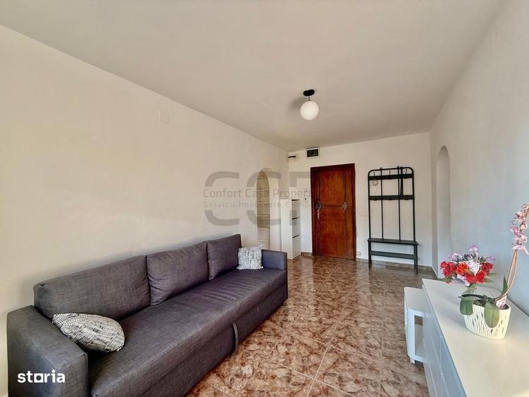 Apartament cu 4 camere semidecomandat în Tineretului