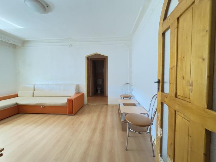 Apartament cu 2 camere semidecomandat, mobilat în Milcov