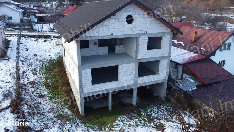 Casă cu 4 camere cu Teren 723 Mp în Central
