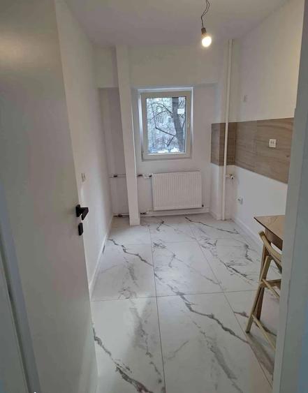 Garsonieră decomandată, 40 mp, renovată, etaj 1, 6 min metrou Apărătorii Patriei - 3