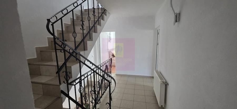 Casă cu 8 camere cu Teren 400 Mp în Zamora
