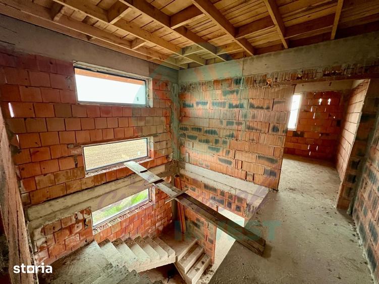 Casă cu 5 camere cu Teren 1750 Mp în Vărăști
