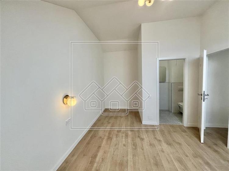 Penthouse cu 2 camere decomandat în Exterior Vest