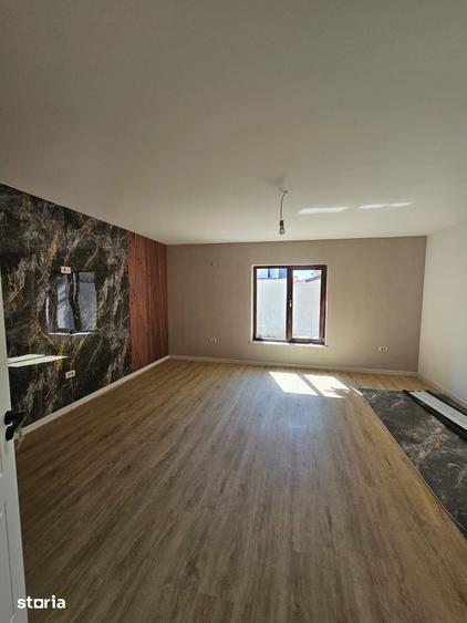 Casă cu 5 camere cu Teren 450 Mp în Romanești
