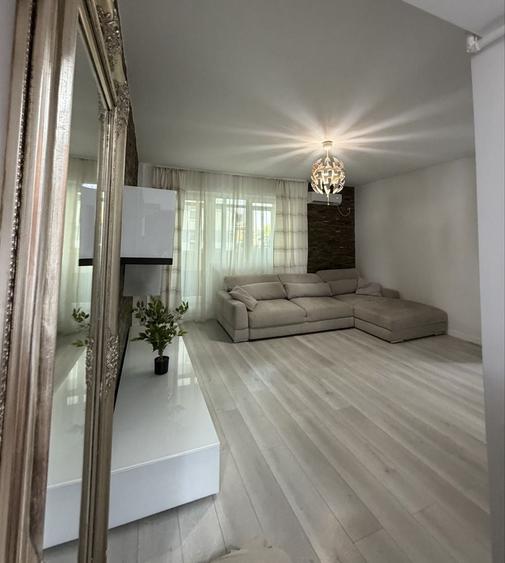 Apartament cu 3 camere decomandat în Păcii
