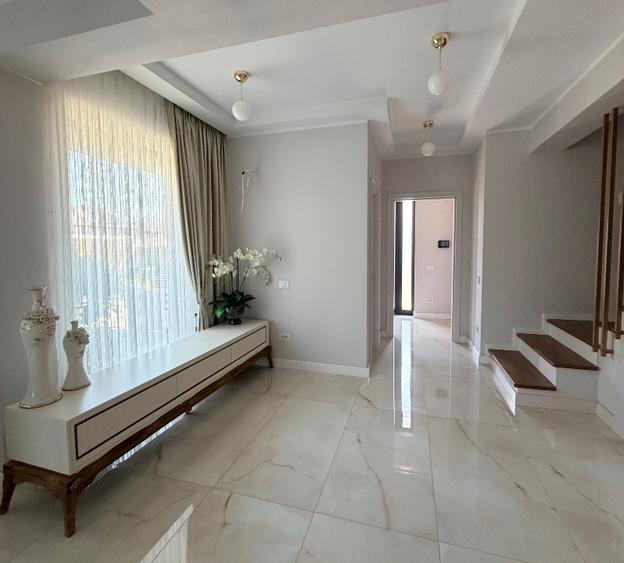 Duplex cu 4 camere cu Canalizare în Central