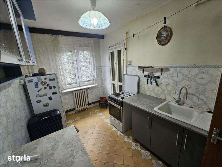Apartament cu 3 camere semidecomandat, mobilat în Central