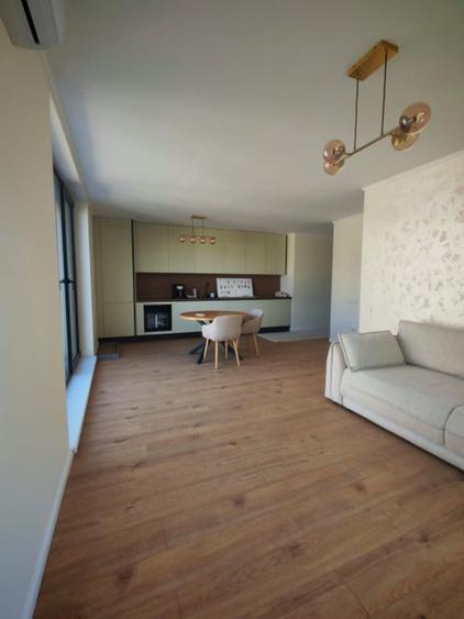 Apartament cu 3 camere semidecomandat în Gruia