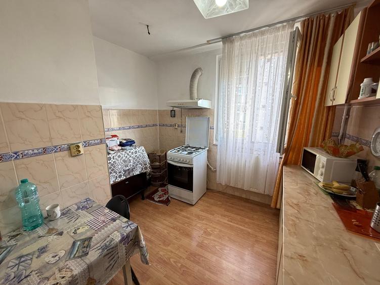 Apartament cu 3 camere decomandat, mobilat în Drumul Taberei