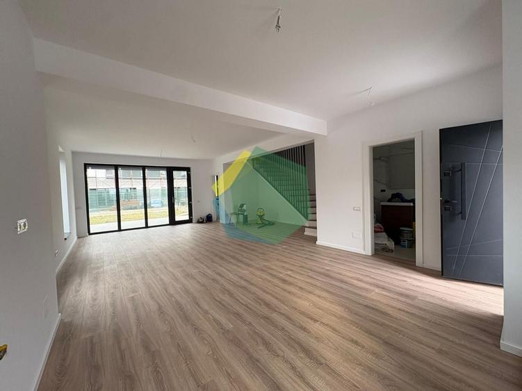 Duplex cu 5 camere cu Canalizare în Central