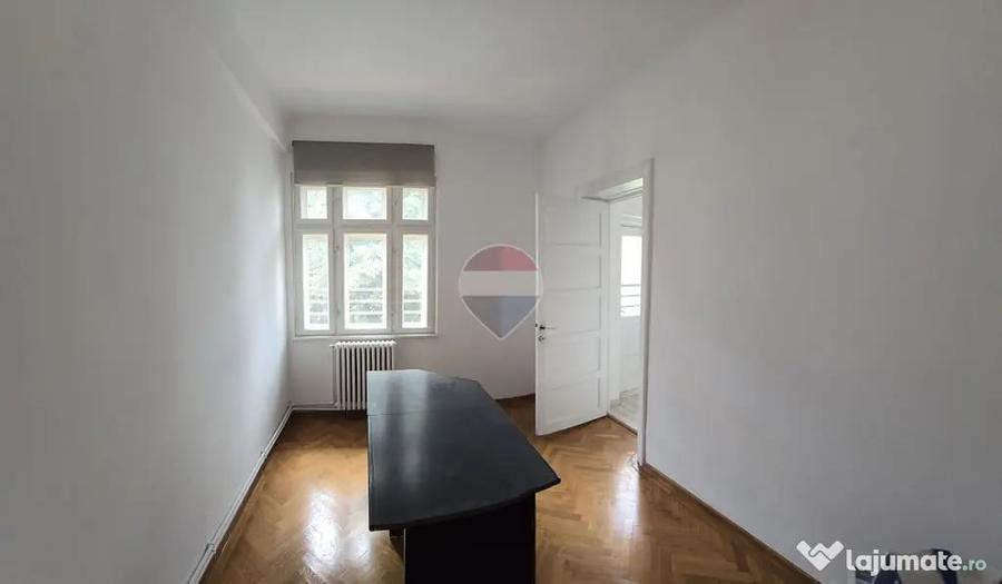 Casă cu 8 camere cu Teren 350 Mp în Dacia