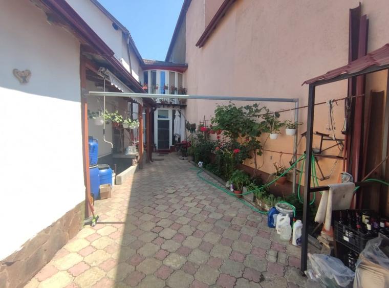 Casă cu 6 camere cu Teren 220 Mp în Griviței