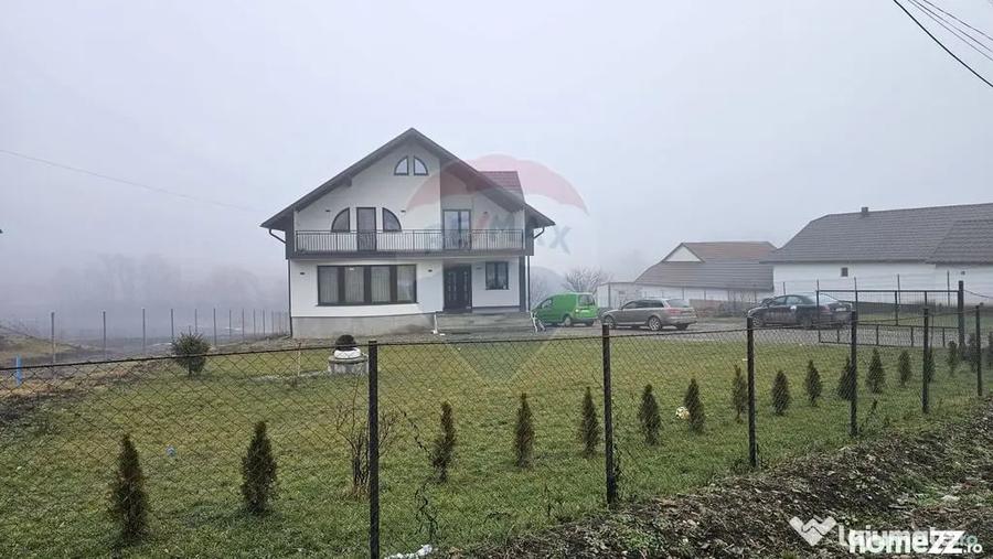 Casă cu 5 camere cu Teren 2500 Mp în Moara