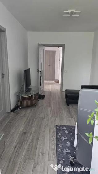 Apartament cu 3 camere semidecomandat în Titan