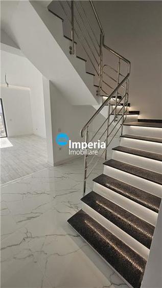 Duplex cu 4 camere cu Canalizare în Bucium