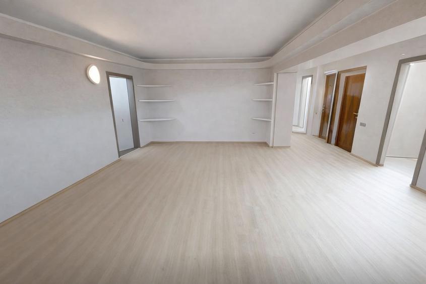 Apartament cu 4 camere decomandat în Capitol