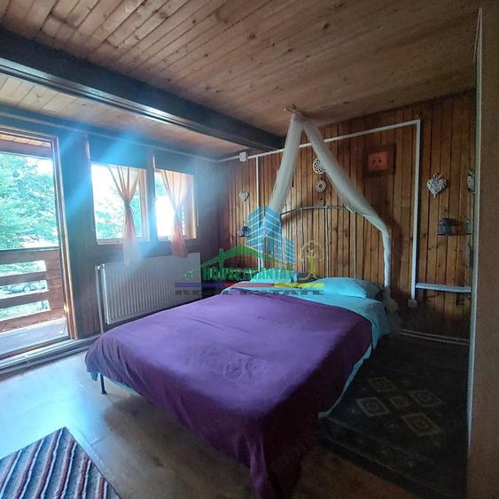 Casă cu 8 camere cu Teren 1050 Mp în Lepșa