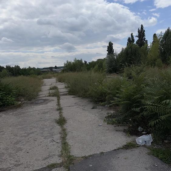Teren de 1831 mp, în Titan