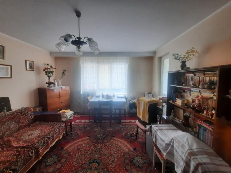 Apartament cu 4 camere semidecomandat în Dărmănești