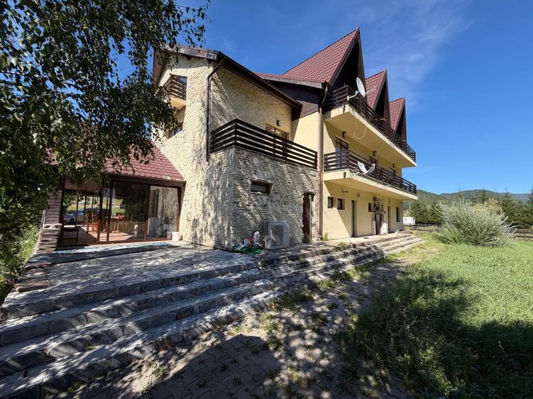 Casă cu 12 camere cu Teren 3295 Mp în Lepșa