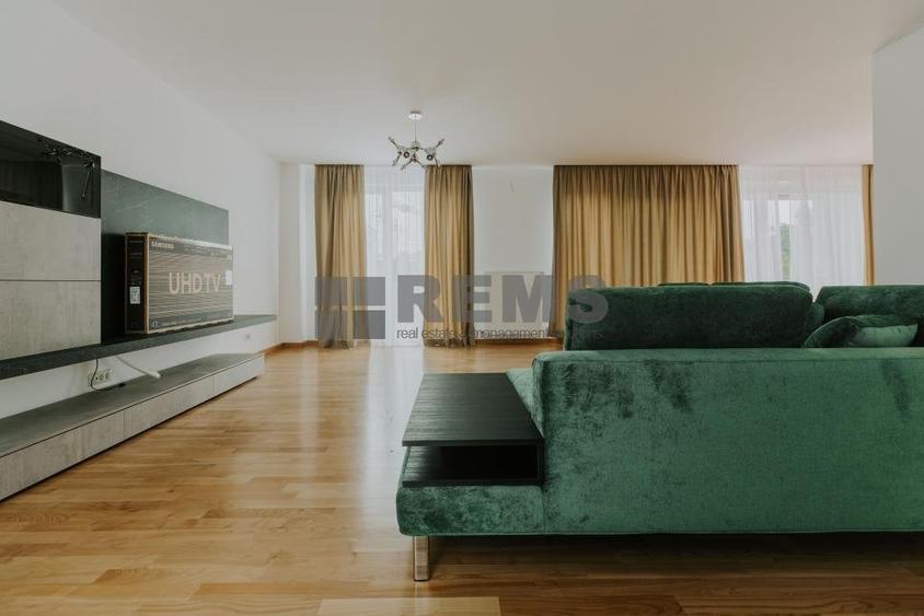Apartament cu 3 camere semidecomandat, mobilat în Central