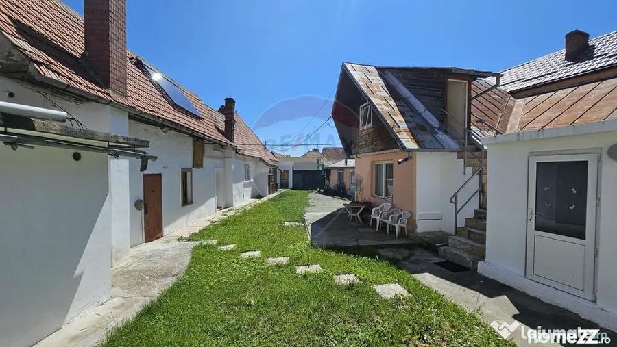 Casă cu 7 camere cu Teren 1151 Mp în Central