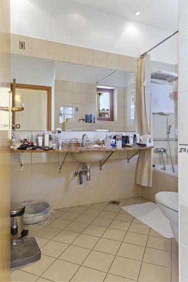 Apartament cu 8 camere semidecomandat, mobilat în Capitale