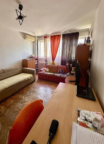Apartament cu 3 camere semidecomandat în Mihai Bravu