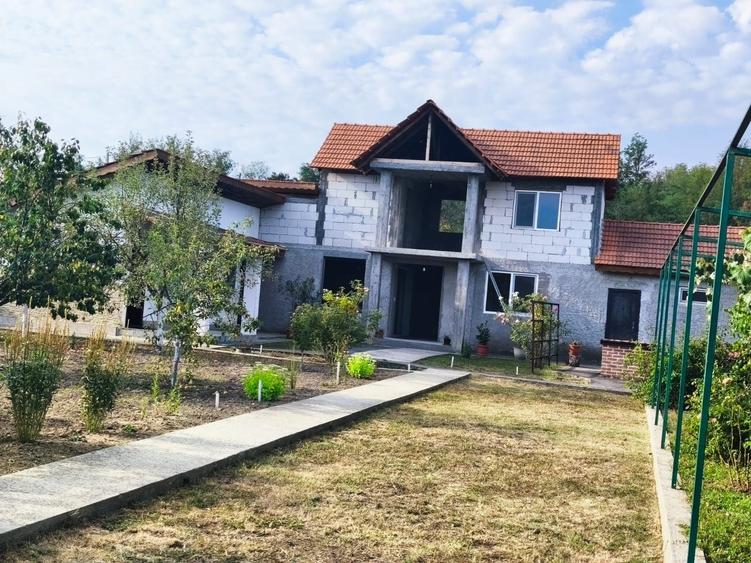 Casă cu 3 camere în Bălăcești