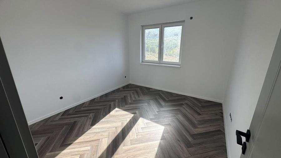 Casă individuală cu 5 camere cu Canalizare în Central
