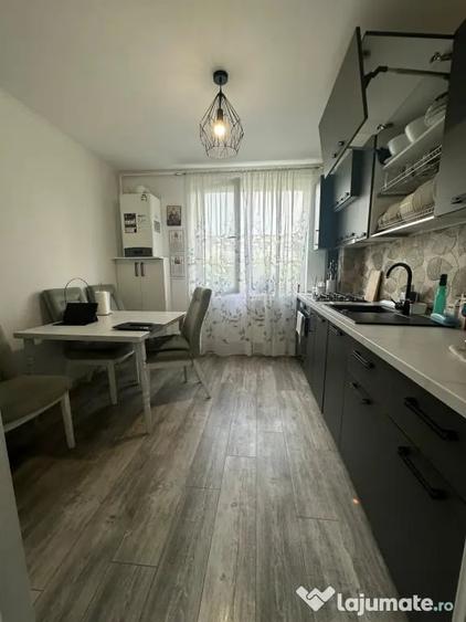 Apartament cu 3 camere semidecomandat în Hipodrom
