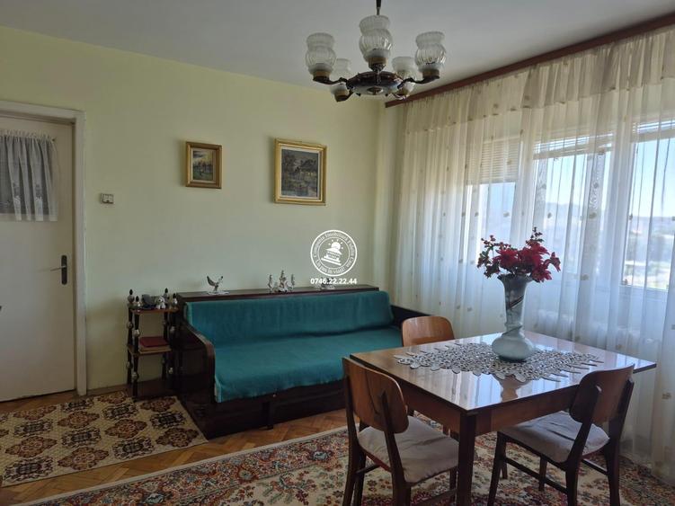 Apartament cu 3 camere decomandat în Podu Roș