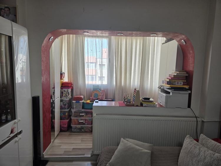 Apartament cu 3 camere decomandat în Progresul