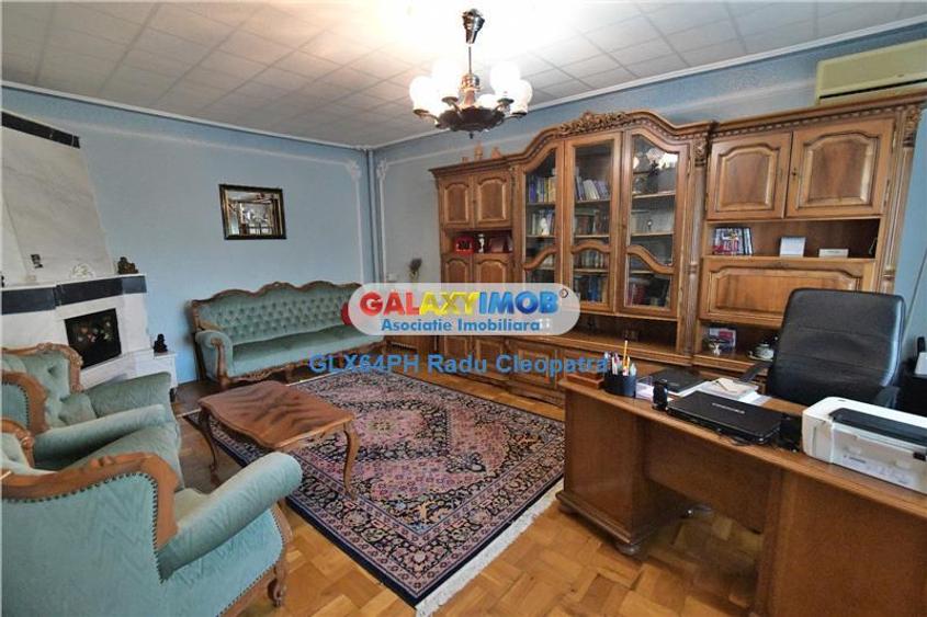 Casă cu 6 camere cu Garaj în Central