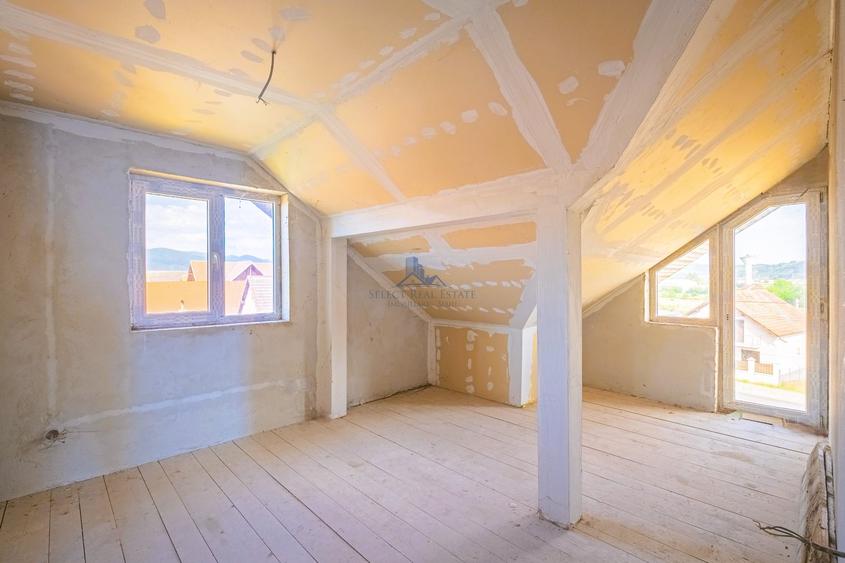 Casă individuală cu 12 camere cu Teren 568 Mp în Cristian