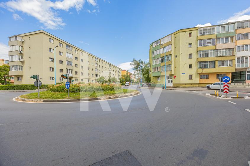 Apartament cu 2 camere decomandat în Tractorul